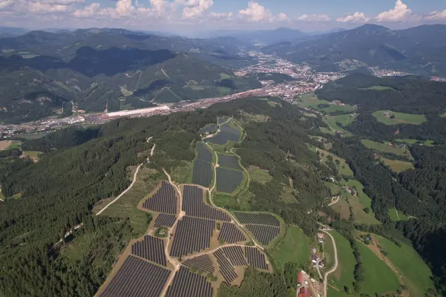 Photovoltaik-Anlage aus der Vogelperspektive