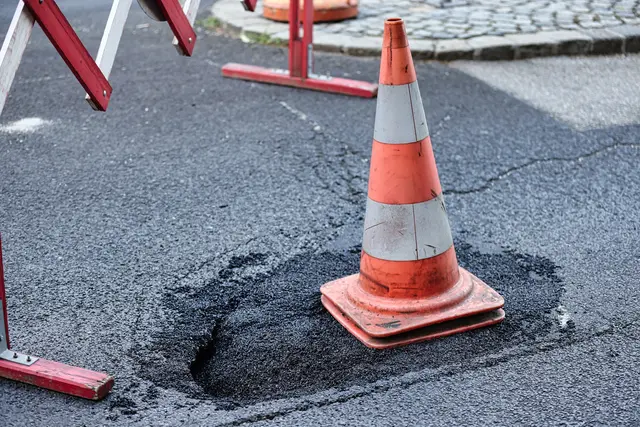Aus sicherer Distanz war klar: Das Loch ist größer und tiefer als erwartet. | Foto: Reischl