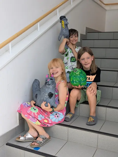 Voller Stolz präsentierten die jungen Künstlerinnen und Künstler aus der 2.i-Klasse der Martin-Boos-Schule ihre Fantasietiere. | Foto: Martin-Boos-Schule