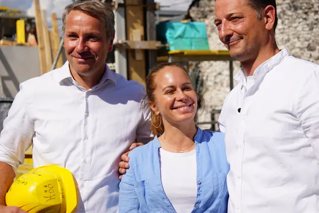 Wolfgang Rieß sowie Agnes und Alois Seyrling (von links) setzen alles daran, das Traditionshotel bis 1. Dezember 2026 wieder zu eröffnen. | Foto: MeinBezirk/Pali