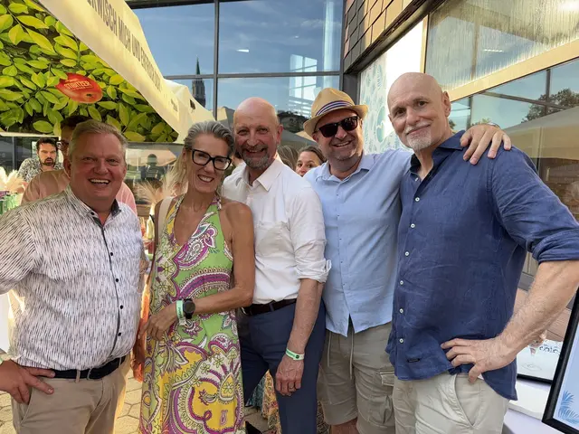Genossen den Sommerabend: Stadtrat Leopold Spitzbart (ÖVP), Gemeinderätin Lisa Heigl-Rajchl (ÖVP), Bezirkshauptmann Andreas Riemer, WKO-Obmann Markus Fuchs und Happyland-Geschäftsführer Wolfgang Ziegler.  | Foto: MeinBezirk/Seebacher