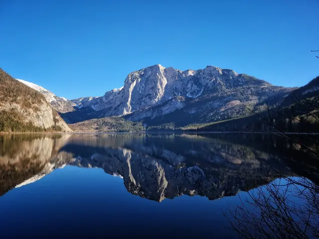 Altausseer See - See mit Berg im Hintergrund
