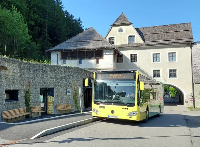In den Sommermonaten ist die Burgenwelt Ehrenberg auch mit dem Bus erreichbar. | Foto: Burgenwelt Ehrenberg