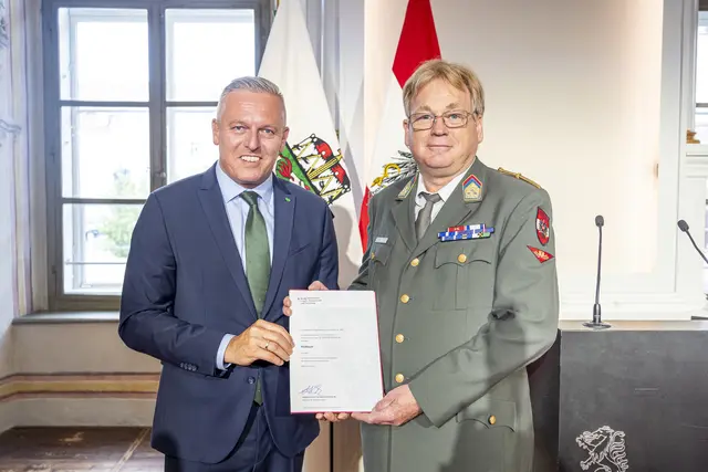 LH Mario Kunasek übergibt an Ferdinand Lambauer (Oberst i. R. beim Österreichischen Bundesheer) den Berufstitel Professor. | Foto: Land Steiermark/Foto Fischer