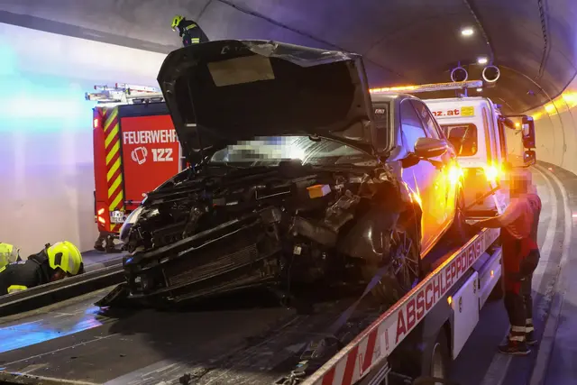 Die 20-Jährige fuhr in den Tunnel Grünburg ein und verlor plötzlich die Kontrolle über ihr Fahrzeug. Dabei touchierte sie mehrere Tunnelbeschilderungen. | Foto: laumat.at/Matthias Lauber