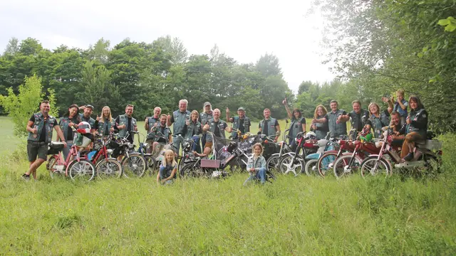 Auch beim Nachwuchs gibt es schon einige Fans der alten Mopeds. | Foto: Eckhart Herbe