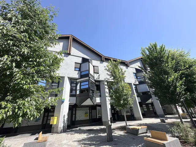 Architektonisch markant und strategisch wichtig für die weitere Ortskernentwicklung: Das ehemalige Raika-Gebäude mitten in der Telfer Fußgängerzone.