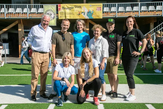 Eröffneten den 5. Sport-Action-Day. Im Bild: v.l.: Vizebürgermeister Florian Kreibich, Bürgermeister Bernhard Auinger, Dagmar Aigner (Abteilungsvorständin MA2), Obfrau der Ducks Christine Gappmayer, Helmut Gappmayer &amp; Milla Nikodemusz (beide Vorstand Ducks), vorne: Sabine Pichler &amp; Julia Zweimüller von der Bewegten Stadt | Foto: Stadt Salzburg/Anna Pirato