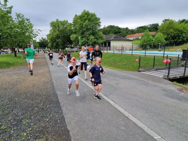 Über 300 Kinder und Erwachsene liefen mit. | Foto: Mittelschule Neuhaus am Klausenbach