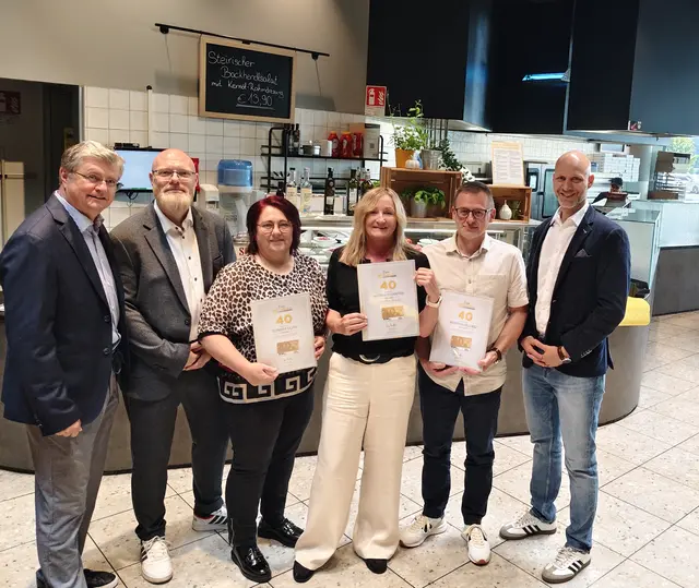 Ehrung für 40 Jahre Billa-Treue: Manfred Pitters, Martin Kraßnitzer, Elfriede Glatz, Waltraud Ganster, Manfred Neuherz, Peter Gschiel (von links).  | Foto: Billa AG
