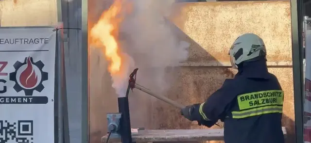 Bei dem durchgeführten Experiment wurden dafür Akkus und Batterien beschädigt und so gezeigt, wie schnell ein Feuer ausbricht. | Foto: Simon Wallner