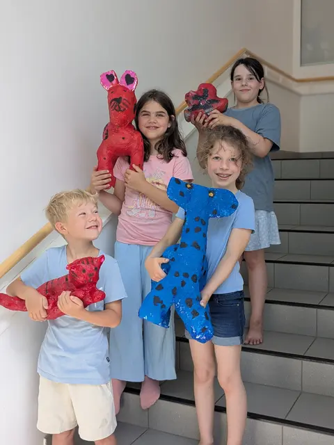Voller Stolz präsentierten die jungen Künstlerinnen und Künstler aus der 2.i-Klasse der Martin-Boos-Schule ihre Fantasietiere. | Foto: Martin-Boos-Schule