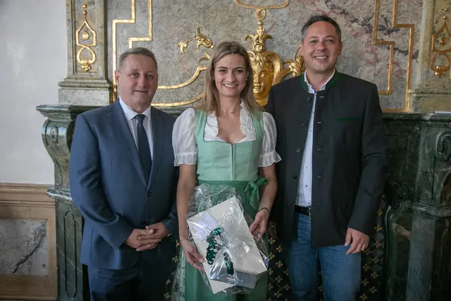 Neue Standesbeamtin Sonja Wallinger. Im Bild: v.li. Franz Schefbaumer (Leiter Einwohner- und Standesamt), Standesbeamtin Sonja Wallinger, Stefan Fuchs (Leiter Standesamt) | Foto: Stadt Salzburg/Anna Pirato