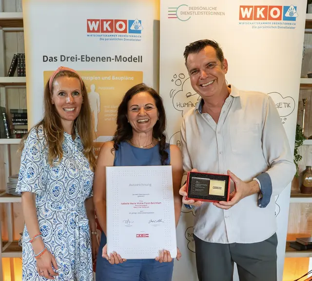 Isabelle Marie Vickie Fürst-Reichhart, Ried in der Riedmark, Ehrung für 25 Jahre Selbständigkeit. Fachgruppengeschäftsführerin Monika Nowotny (links) und Fachgruppenobmann Michael Stingeder gratulierten. | Foto: Florian Berger