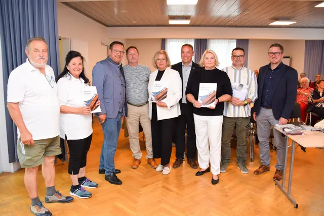 Otto Hinterholzer und Monika Hinterholzer (beide Dorferneuerungsverein Dolichenus Mauer), Bürgermeister Christian Haberhauer, Revierinspektor Rudolf Schachner, Gemeinderätin Claudia Weinbrenner, Stadtrat Gerhard Irxenmayer, Stadträtin Doris Koch, Revierinspektor Wolfgang Fehringer und Ortsvorsteher Manuel Scherscher. | Foto: Stadt Amstetten