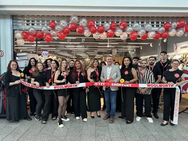 Bürgermeister Christian Partoll mit dem Woolworth-Team bei der Neueröffnung im Haid Center. | Foto: Stadtgemeinde Ansfelden