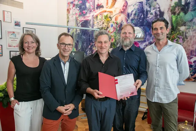 Die Hauptpreisträger erhielten eine Urkunde zu ihrem Preis. Im Bild: (v.l.n.r.: Abteilungsvorständin Dagmar Aigner, Bürgermeister Bernhard Auinger, Preisträger Lajos Talamonti und Georg Werner, Jurymitglied Rüdiger Wassibauer) | Foto: Stadt Salzburg/Anna Pirato