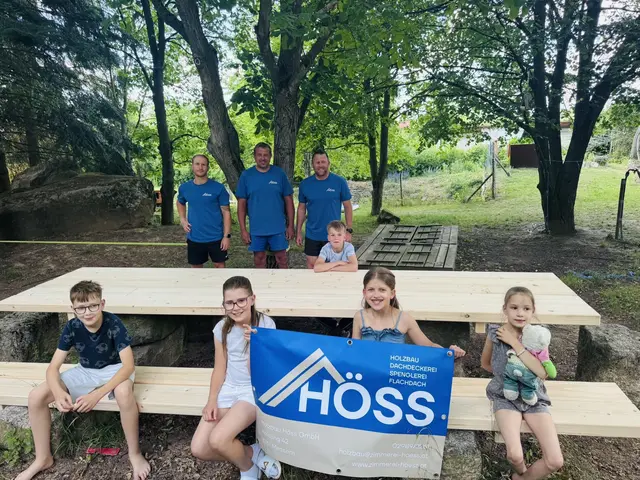 Die Zimmerei Höss aus Messern in der Gemeinde Irnfritz im Bezirk Horn hat der Außenwohngruppe Engelsdorf des NÖ Sozialpädagogischen Betreuungszentrums Allentsteig einen neuen Esstisch samt Bänken gespendet. | Foto: Höss