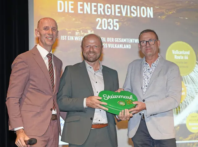 Landesrat Willibald Ehrenhöfer, Gründer und Geschäftsführer Karl Puchas und Geschäftsführer Josef Nestelberger | Foto: MeinBezirk/Roman Schmidt