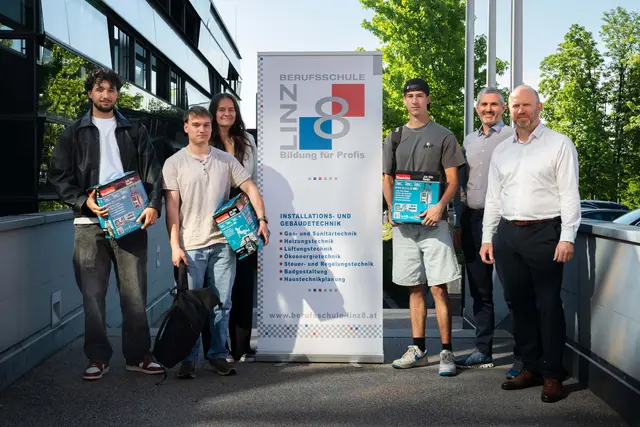 V.l.: Jannis Huluban (Gewinner), Lukas Leumüller (Gewinner), Ana Pühringer (ÖkoFEN), Rene Grubhofer
(Gewinner), BDS Mst. Ing. Dipl.-Ing. (FH) Alexander Hauer (Direktor Stv), BEd, Dir Ing. Mag. Stefan Hutter, BEd MEd (Direktor) | Foto: ÖkoFEN
