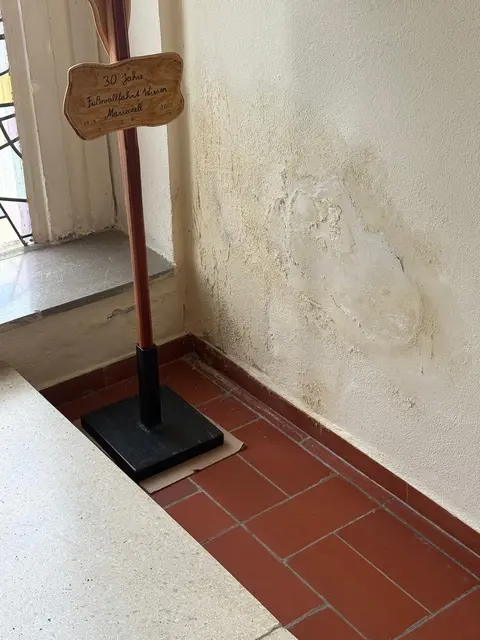 Wasserschäden im Innen- und Außenbereich der Kirche.  | Foto: Wirtschaftsrat Wiesen
