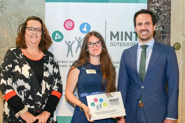 Kindergartenleiterin Barbara Inschlag (Mitte) wird von Bundesminister Christoph Wiederkehr das MINT-Gütesiegel überreicht. | Foto: Markus Prantl