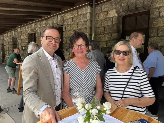 Bürgermeister Karl Oysmüller Maria Weirer und Helga Wenzel zeigten sich neugierig und ließen sich den Besuch im Lokschuppen nicht entgehen.