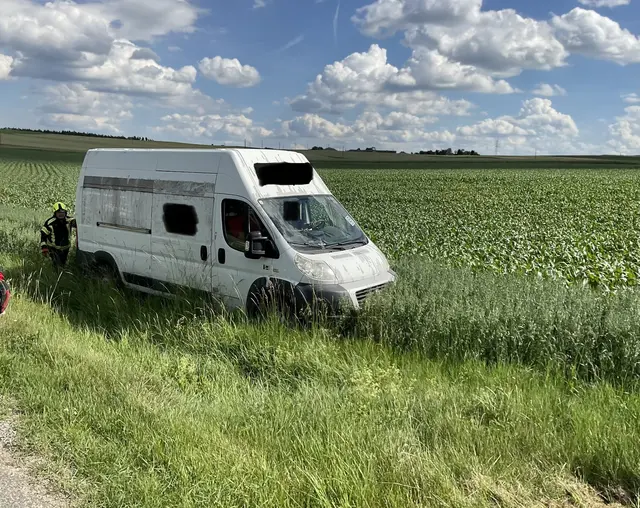Der Transporter musste aus dem Feld bugsiert werden. | Foto: FF Raabs