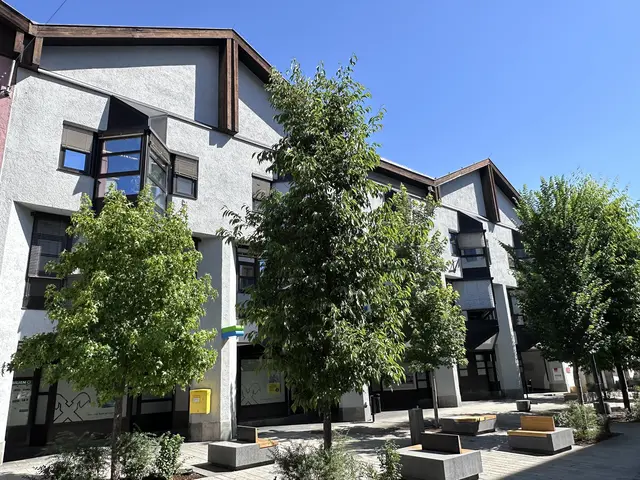 Architektonisch markant und strategisch wichtig für die weitere Ortskernentwicklung: Das ehemalige Raika-Gebäude mitten in der Telfer Fußgängerzone.
