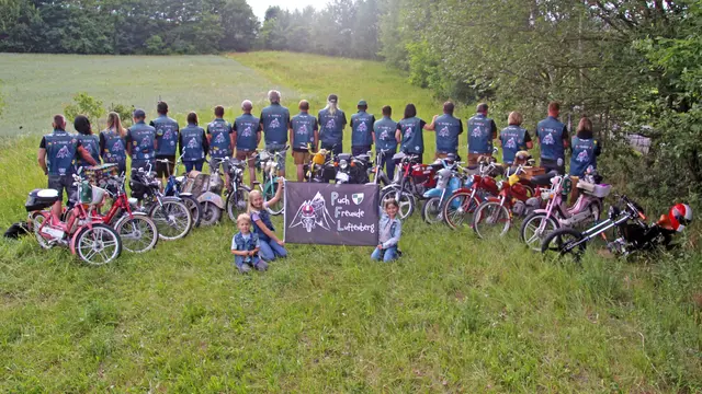 Die kultige Jeans-Kutte gehört natürlich bei jedem Bikertreff dazu. | Foto: Eckhart Herbe