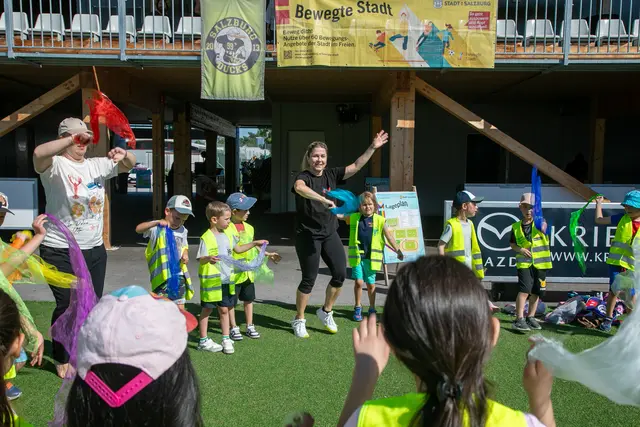 Das Sportzentrum Nord im Stadtteil Liefering stand wieder ganz im Zeichen von Bewegung, Spiel und Sport: Beim fünften "Sport-Action-Day" am 19. Juni 2026 verwandelten sich die Plätze, Hallen und das American Football Center der Salzburg Ducks in ein großes Bewegungsparadies für Kinder und Jugendliche.  | Foto: Stadt Salzburg/Anna Pirato