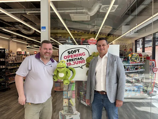 Mit Brickcomplete zieht einer der größten Spielzeug-Fachhändler Österreichs ins LCS. Im Bild: Inhaber Martin Buritsch und LCS-Center Manager Christian Trampus. | Foto: MeinBezirk/Astrid Moder