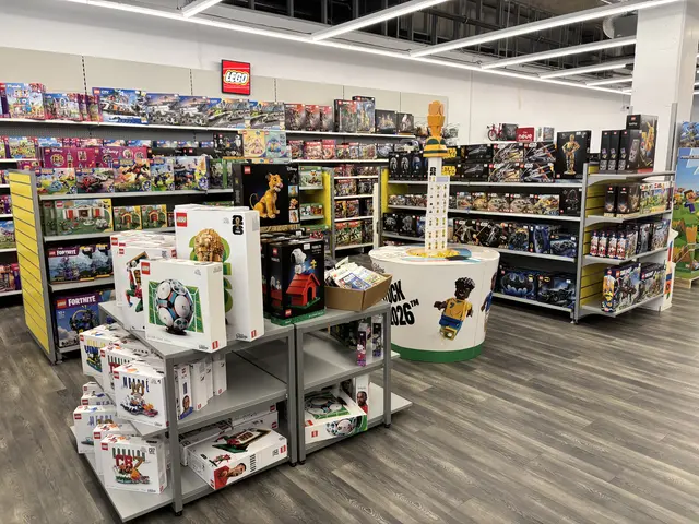 Geschäftsregale mit Spielzeug