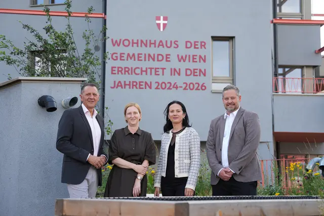 v. l.: Bezirksvorsteher Thomas Steinhart, Wohnbaustadträtin Elke Hanel-Torsch, Bezirksvorsteher-Stellvertreterin Ramona Miletic (alle SPÖ) und Wiener-Wohnen-Vize-Direktor Philipp Wachter auf der neuen Terrasse.  | Foto: Kaja Sade Jerabek/MeinBezirk