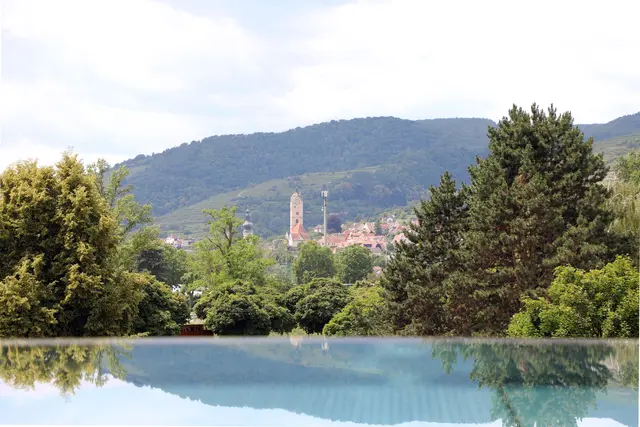 Vom Infinity Pool aus bietet sich ein herrlicher Blick auf die Wachau. | Foto: Stadt Krems