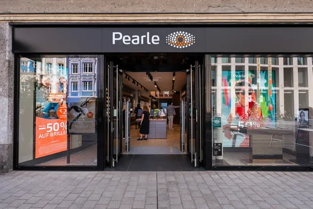 Afterwork-Atmosphäre bei einem Drink und Fingerfood mit dem Testangebot der Ray-Ban Meta AI-Brillen bei Pearle in der Maria-Theresien-Straße. | Foto: Paul Armbrusch