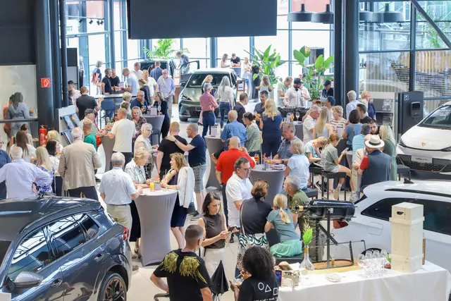 Zahlreiche Gäste bestaunten die neuen Autos und ließen sich kulinarisch verwöhnen | Foto: Iris Bloder