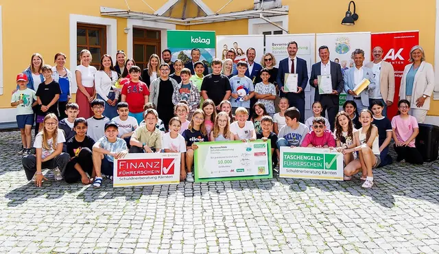Landeshauptmann Daniel Fellner, Bildungslandesrat Peter Reichmann und Andreas Pregl, Geschäftsführer der Schuldnerberatung Kärnten, gemeinsam mit Schülerinnen und Schülern der Volksschule 12 Festung in Klagenfurt. | Foto: Schuldnerberatung Kärnten