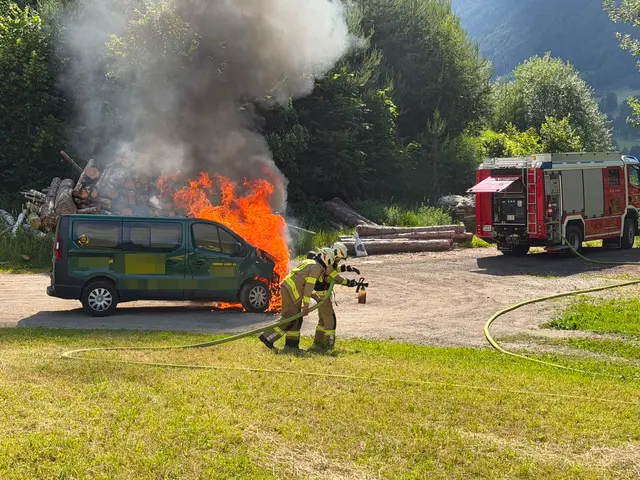 Nach einer Störungsmeldung und Rauchentwicklung im Motorraum geriet ein Firmen-Pkw bei der Autobahnabfahrt Schönberg in Brand. Die Feuerwehr konnte die Flammen rasch löschen, am Fahrzeug entstand jedoch Totalschaden | Foto: Rotes Kreuz IBK-Land