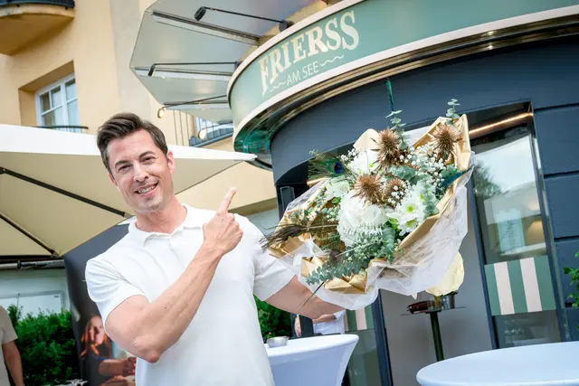 Einer der ersten Gratulanten: Tourismuschef Hannes Markowitz mit einem farblich perfekt abgestimmten Blumenstrauß.