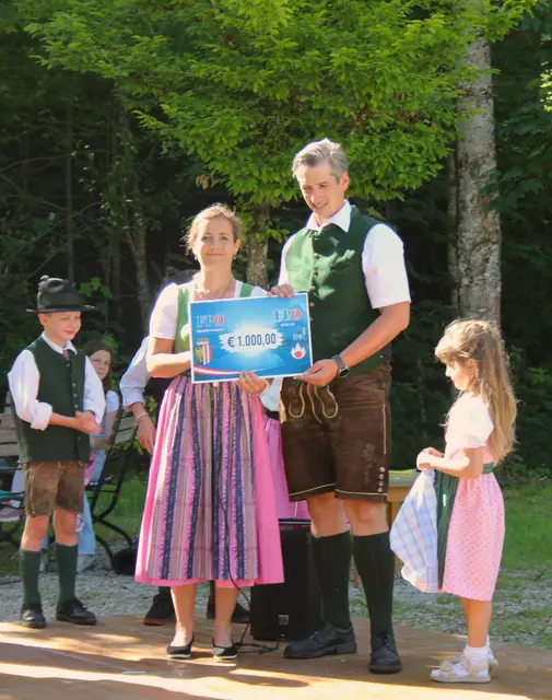 Ortsparteiobmann Josef Egger überreichte symbolisch einen Scheck. | Foto: FPÖ Gosau