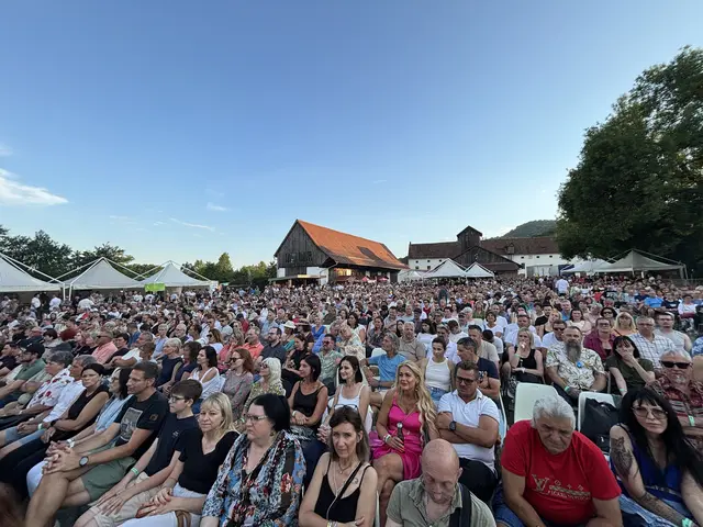 Mehr als 2000 Besucherinnen und Besucher kamen zum Gert Steinbäcker-Konzert ins Besucherzentrum Grottenhof. | Foto: MeinBezirk/Waltraud Fischer