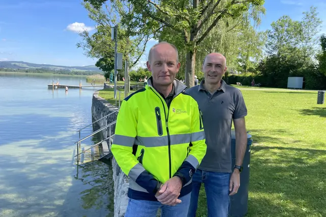 Alexander Schwaiger (Referat Sicherheit und Katastrophenschutz, Land Salzburg) und Raimund Eisner (Stabstelle BOS Digitalfunk, Land Salzburg) vor der modernisierten Sturmwarnleuchte im Strandbad Henndorf. | Foto: Land Salzburg/Martin Wautischer
