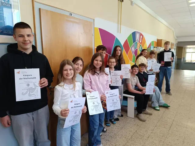 Die stolzen Schülerinnen und Schüler der Mittelschule Wies