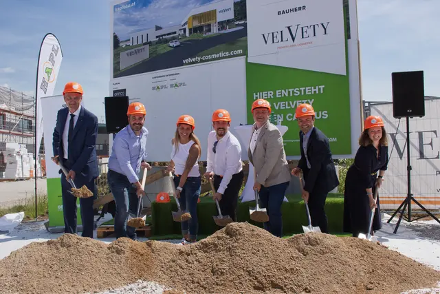 Spatenstich für den neuen Velvety Green Campus in Ansfelden: Vertreter des Kosmetikherstellers Velvety sowie Repräsentanten der Landes- und Lokalpolitik gaben gemeinsam den offiziellen Startschuss für das rund zwölf Millionen Euro schwere Bauprojekt. | Foto: Velvety Manufaktur