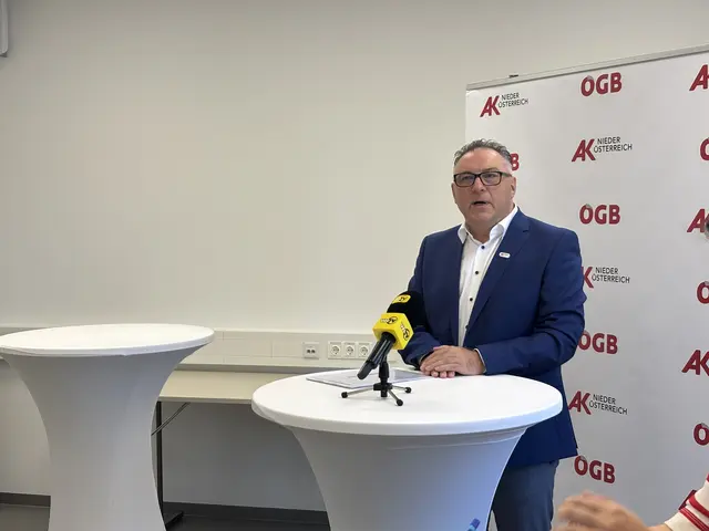 Bezirksstellenleiter Gerald Pahr präsentierte die renovierten Räumlichkeiten der Arbeiterkammer. | Foto: Schauer