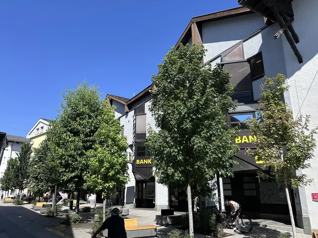Architektonisch markant und strategisch wichtig für die weitere Ortskernentwicklung: Das ehemalige Raika-Gebäude mitten in der Telfer Fußgängerzone.