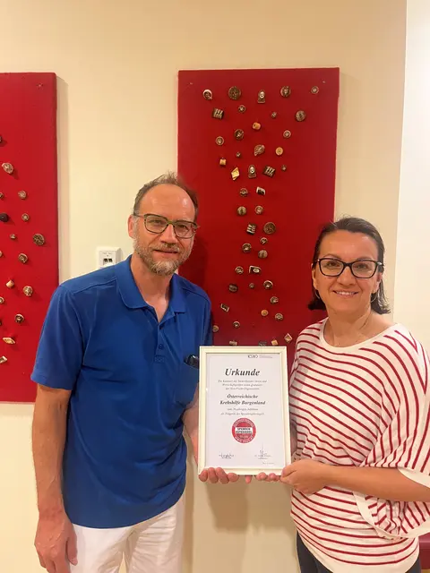 Präsident Marco Hassler und Vizepräsidentin Edmira Bekto freuen sich über die Auszeichnung der Krebshilfe Burgenland für 20 Jahre Österreichisches Spendengütesiegel. | Foto: Krebshilfe Burgenland