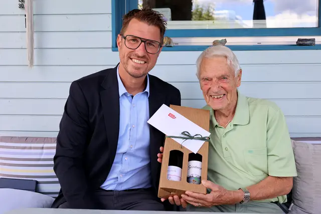 Bgm. Christian Härting gratulierte Erwin Schediwetz herzlich zum 90. Geburtstag und unterhielt sich angeregt mit dem Jubilar. | Foto: MG Telfs/Pichler
