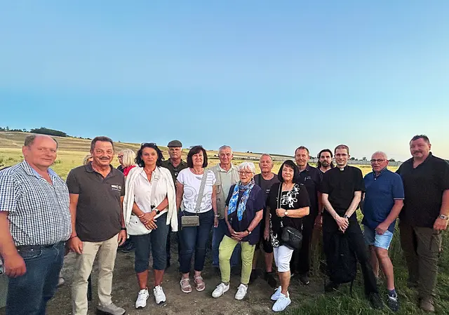  Vizebürgermeister Gerhard Strasser, Horst Höfner, Martina und Manfred Herrmann, Christine Kohzina, Erich Wallisch, Irene Rainer, Hansi und Andrea Meißl, Erich Embacher, Constantin Rainer, Pfarrvikar Günter Schreiber, Johannes Hienert und ÖKB-Obmann Josef Kohzina. | Foto: ÖKB 
